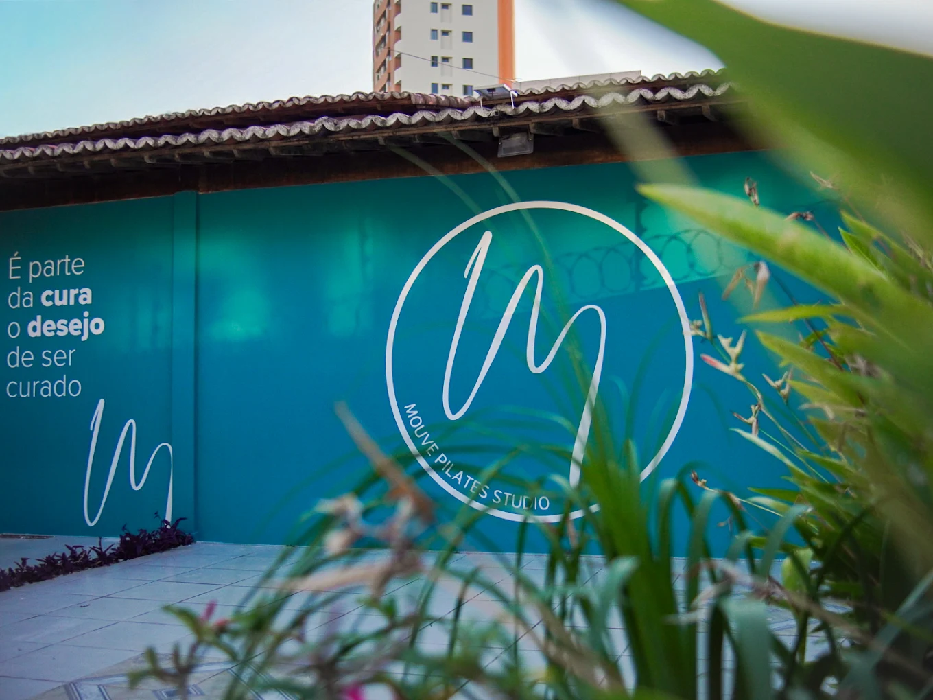 Fachada do estúdio Mouve com o logo na parede